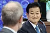 Minister of Unification Chung Dong-young sits down for a talk with the delegation from the Stockholm International Peace Research Institute (SIPRI) at the government complex in central Seoul on Nov. 5. [YONHAP]