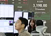 A screen in Hana Bank's trading room in central Seoul shows the Kospi closing at 3,198.00, up 50.25 points, or 1.61 percent, compared to the previous day on Aug. 5. [YONHAP]
