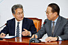 Conservative People Power Party interim leader Kwon Young-se, right, talks to acting U.S. Ambassador to Korea Joseph Yun at the National Assembly in western Seoul on Jan. 21. [NEWS1]