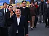 President Yoon Suk Yeol greets supporters outside the Seoul Detention Center in Uiwang, Gyeonggi, on March 8 after his release. [YONHAP]