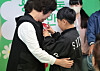 A child pins a carnation corsage onto the clothing of a family member who donated organs, during a Korean Organ Donor Program event in Seodaemun District, western Seoul, on May 1.[YONHAP]