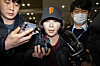 Kim Kyung, a Seoul city council member suspected of delivering 100 million won in nomination-related donations to former lawmaker Kang Sun-woo, arrives at Incheon International Airport on the afternoon of Jan. 11. [JUN MIN-KYU]