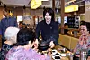 Huh Mi-mi serves meals to elderly descendants of independence activists at a restaurant in Mapo District, western Seoul, on Aug. 14. [KIM JONG-HO]