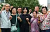 Hur Mi-mi, center, stands alongside descendants of independence activists at the entrance to the office of an association for such descendants in Mapo District, western Seoul, on Aug. 14. [KIM JONG-HO]
