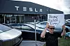 A demonstrator protests against Tesla and its CEO Elon Musk, outside a Tesla service center and gallery in Austin, Texas on June 21. [REUTERS/YONHAP]