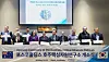 Posco Holdings Chair Chang In-hwa, fifth from right, poses with officials from local research centers and mining companies during the opening ceremony of the Korean steelmaker's key minerals research center in Perth, Western Australia, on May 30. [POSCO]