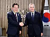 President Lee Jae Myung, left, shakes hands with Canadian Prime Minister Mark Carney on the margins of the G7 summit in Kananaskis in Canada on June 17. [JOINT PRESS CORPS]