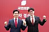 People Power Party presidential primary candidates Kim Moon-soo, left, and Han Dong-hoon, right, pose for a photo at party headquarters in Yeouido, western Seoul, after the announcement of the final round of candidates on April 29. [JOINT PRESS CORPS]