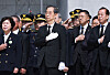 Acting President Han Duck-soo pledges allegiance to the flag during a memorial ceremony for fallen military and police conscripts at Daejeon National Cemetery in Daejeon on April 25. [YONHAP]