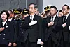 Acting President Han Duck-soo pledges allegiance to the flag during a memorial ceremony for fallen military and police conscripts at Daejeon National Cemetery in Daejeon on April 25. [YONHAP]