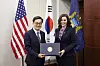 Gyeonggi Gov. Kim Dong-yeon, left, poses for a photograph at the Lansing Office in Michigan, United States with the state Gov. Gretchen Whitmer on April 11. Kim declared his presidential bid on April 9. [GYEONGGI PROVINCIAL GOVERNMENT]