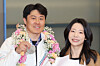 Kim Sang-kyum, left, who won silver in the men’s parallel snowboarding at the 2026 Milan-Cortina Winter Olympics, returns to Korea via Incheon International Airport and poses for a photo with his wife on Feb. 10. [YONHAP]