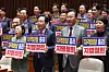 People Power Party floor leader Song Eon-seok and fellow lawmakers chant slogans at the National Assembly’s Special Committee on Budget and Accounts chamber in Yeouido, Seoul, on June 26, calling for the withdrawal of prime minister nominee Kim Min-seok. [YONHAP]