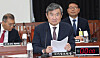 National Intelligence Service Director Cho Tae-yong prepares to brief members of the National Assembly's Intelligence Committee on Thursday morning. [NEWS1]