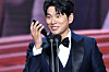 Actor Lee Yi-kyung speaks to his mother on the phone upon receiving an award at the 2021 KBS Drama Awards on Dec. 31, 2021. [NEWS1]