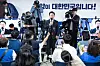 Democratic Party Chairman Lee Jae-myung, center, speaks to his supporters at his campaign office in Incheon, early Thursday, as he was projected to be re-elected in Incheon's Gyeyang-B District. [JOINT PRESS CORPS]