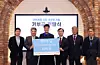 Park Jin-young, center, during a handover ceremony held on Dec. 10 at JYP Entertainment’s headquarters in Seongdong District, eastern Seoul. [JYP ENTERTAINMENT]