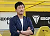Gwangju FC manager Lee Jung-hyo watches a match against Ulsan HD on May 15 at Gwangju Football Stadium in Gwangju. [YONHAP]