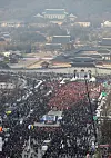 Koreans rally at Gwanghwamun Square in 2016 against then-president Park Geun-hye. [GETTY IMAGES BANK]
