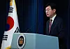 Sung Tae-yoon, the director of national policy at the presidential office, speaks at the press briefing about a regulator's permit approval for Shin-Hanul reactors unit 3 and 4 at the Yongsan presidential office in central Seoul on Thursday. [YONHAP]