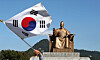 A citizen waves the Taegeukgi, or Korean flag, in Gwanghwamun Square in central Seoul on Oct. 9, 2024. [NEWS1]
