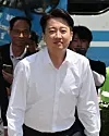 Reform Party presidential candidate Lee Jun-seok arrives at Pusan National University in Geumjeong District, Busan, on May 14. [SONG BONG-GEUN]