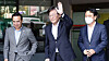 Democratic Party leader Lee Jae-myung, center, waves to supporters after being discharged from Green Hospital in Jungnang District, northern Seoul, Monday afternoon, where he was hospitalized for deteriorated health while undergoing a hunger strike. [YONHAP]