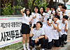 Third year high school students take a photo after voting in Korea's 21st presidential election on May 29 in this photo unrelated to the story. [YONHAP]