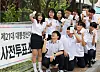 Third year high school students take a photo after voting in Korea's 21st presidential election on May 29 in this photo unrelated to the story. [YONHAP]