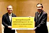 KB Financial Group Chairman Yang Jong-hee, left, poses for a photo with Hun Sen, head of the Senate in Cambodia and the former prime minister, during a meeting in Incheon on Wednesday. [KB FINANCIAL GROUP]