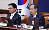 Former Prime Minister Han Duck-soo, right, and former Deputy Prime Minister for economic affairs Choi Sang-mok, left, attend a Cabinet meeting at the government complex in Jongno District, central Seoul on April 29. [JOINT PRESS CORPS]