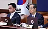 Former Prime Minister Han Duck-soo, right, and former Deputy Prime Minister for economic affairs Choi Sang-mok, left, attend a Cabinet meeting at the government complex in Jongno District, central Seoul on April 29. [JOINT PRESS CORPS]