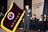 Lim Hyun-taek, president-elect of the Korean Medical Association, holds the group's flag at a general assembly meeting in Seocho District, southern Seoul, on Sunday. [NEWS1]