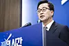 Gyeonggi Governor Kim Dong-yeon speaks to the press in Suwon, Gyeonggi, on April 4. [YONHAP]