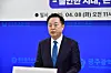 Former liberal Democratic Party (DP) lawmaker Kim Du-kwan speaks at a press conference in Gwangju on April 8. [YONHAP]