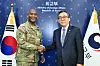 South Korean Foreign Minister Cho Tae-yul, right, shaking hands with U.S. General Xavier Brunson, the new commander of U.S. Forces Korea, during their meeting at the government complex in Seoul on Jan. 23. [EPA/YONHAP]