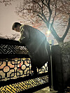 National Assembly Speaker Woo Won-shik scales a fence of the parliament building in Yeouido, western Seoul, on Tuesday to circumvent blockage by police to enter parliament. [YONHAP]