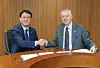 Park Sung-kyun, vice president and business director of the defense electronics division at Hanwha Systems, and Kenn Todorov, vice president and general manager of command and control and weapons integration at Northrop Grumman, shake hands after signing a memorandum of understanding (MOU) in this undated file photo provided by the U.S. company. [YONHAP]