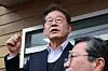 Democratic Party presidential candidate Lee Jae-myung delivers an impromptu speech during a tour of a community center in Yeoju, Gyeonggi, on May 5, 2025. [NEWS1]
