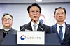 Prime Minister Kim Min-seok, center, announces that the Korean government has won a legal battle against Lone Star Funds, a foreign private equity fund, over a past investor-state dispute settlement (ISDS) ruling related to its sale of Korea Exchange Bank, during a press briefing held at the government complex in central Seoul on Nov. 18. [YONHAP]