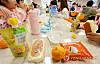 Students are given bread for lunch in an elementary school due to a strike by non-regular school workers in this file photo taken on Dec. 6, 2024. [YONHAP]