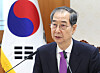 Acting President Han Duck-soo speaks at a meeting of ministers involved in public safety issues at the government complex in Jongno District, central Seoul, on March 25. [JOINT PRESS CORPS]