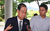 Former Prime Minister Han Duck-soo arrives at special counsel Cho Eun-suk's office in southern Seoul on Aug. 22 to undergo questioning regarding his alleged involvement in former President Yoon Suk Yeol's martial law declaration. [YONHAP]
