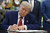 U.S. President Donald Trump signs an executive order regarding nuclear energy in the Oval Office of the White House on May 23 in Washington. [AP/YONHAP]