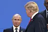 U.S. President Donald Trump looks at Russia's President Vladimir Putin before posing for a family photo during the G20 Leaders' Summit in Buenos Aires, on Nov. 30, 2018. [AFP/YONHAP]