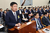 LG U+ CEO Hong Bum-shik answers lawmakers’ questions about a hacking incident during the Science, ICT, Broadcasting and Communications Committee's audit of ICT-related agencies at the National Assembly building in western Seoul on Oct. 21. [YONHAP]