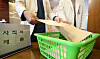 Medical professors at a general hospital in downtown Seoul on Thursday tender their resignations in protest to the government's decision to add 2,000 seats in medical schools' admission. [NEWS1]
