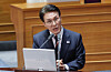 Prime Minister Kim Min-seok speaks to lawmakers at a session at the National Assembly in Yeouido, western Seoul on Sept. 16. [LIM HYUN-DONG]