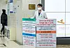 A professor of rehabilitation medicine stages a one-man rally in protest of the government’s decision to add 2,000 seats in medical schools’ admission quota on Thursday at Pusan National University Hospital in Busan. The protest sign says that the health care problem is not about shortage of doctors. [PUSAN NATIONAL UNIVERSITY HOSPITAL]