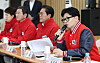 People Power Party (PPP) interim leader Han Dong-hoon, right, speaks at an election committee meeting at Anyang, Gyoenggi, on Wednesday morning. [NEWS1]
